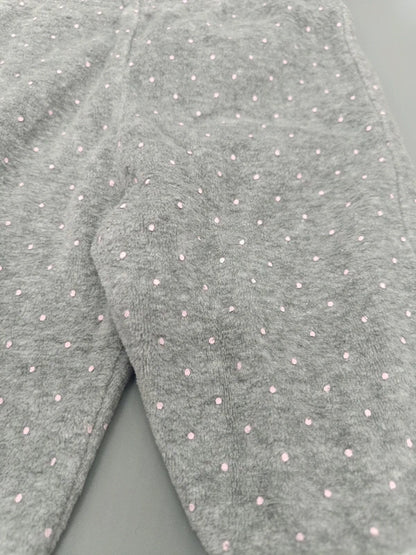 Detail des weichen grauen Stoffes mit kleinen rosa Punkten