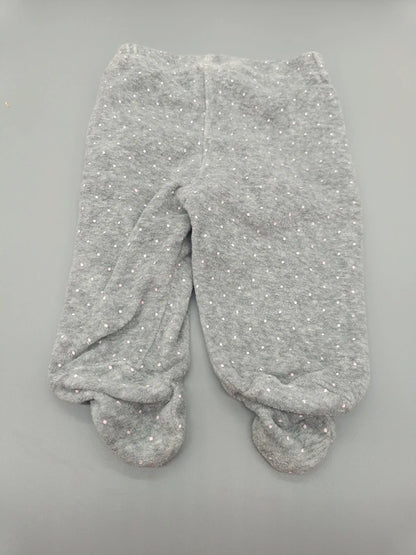 Rückseite der grauen Pusblu Babyhose mit Füßen, Größe 56