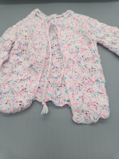 Nahaufnahme der Strickstruktur und Vorderseite der rosa Babyjacke