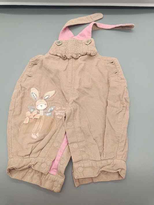 Beige-rosafarbener Cord-Latzanzug mit Hasenmotiv und Rüschenlatz, Größe 56