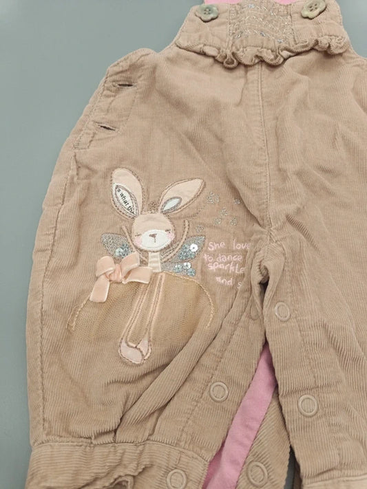 Detail des Hasenmotivs auf dem beige-rosafarbenen Cord-Latzanzug, Größe 56