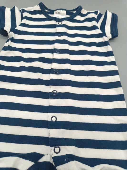 Detail der Druckknöpfe am gestreiften H&M Babyspieler