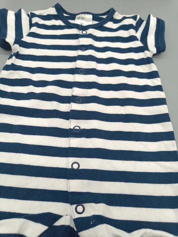 Detail der Druckknöpfe am gestreiften H&M Babyspieler