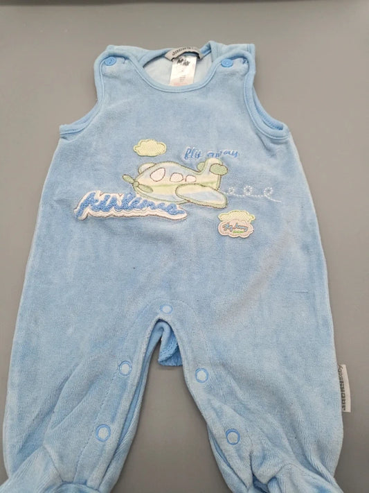 Hellblauer Baby-Strampler mit Flugzeug-Motiv und angenähten Füßchen in Größe 50, Vorderseite