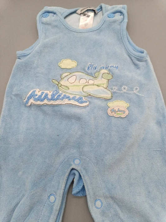 Detailaufnahme des Flugzeug-Motivs auf dem hellblauen Baby-Strampler in Größe 50