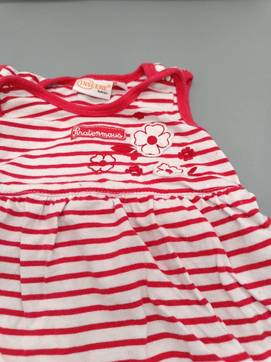 Detailaufnahme des Blumen- und Herzmotivs auf dem rot-weißen Baby-Spieler in Größe 50