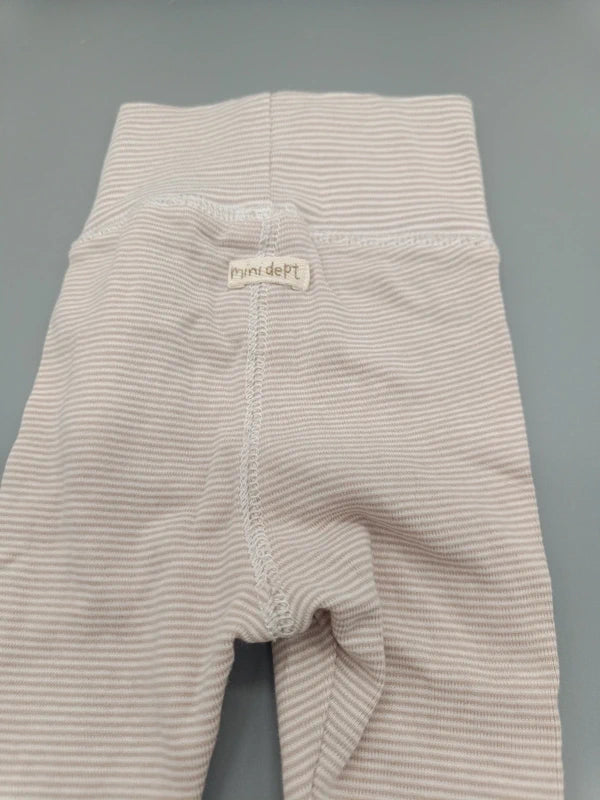 Detail des Umschlagbunds und feinen Streifenmusters der Babyhose