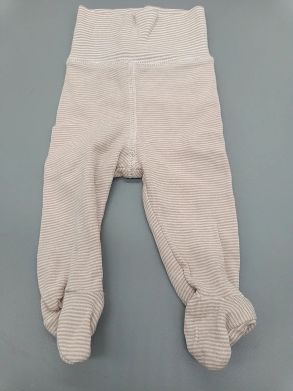 Rückseite der beige-weiß gestreiften Baby-Schlupfhose mit Füßchen
