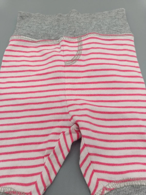 Detail der rot-weißen Streifen und des grauen Bundes der Liegelind Babyhose
