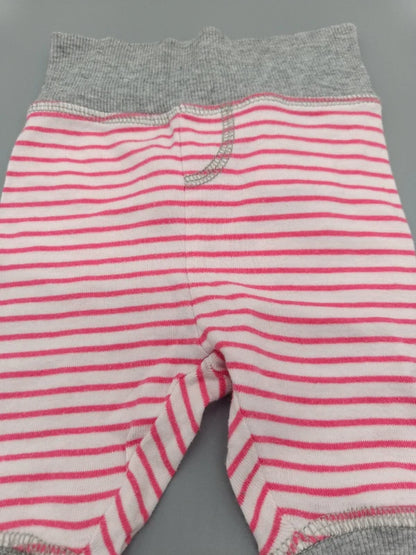 Detail der rot-weißen Streifen und des grauen Bundes der Liegelind Babyhose