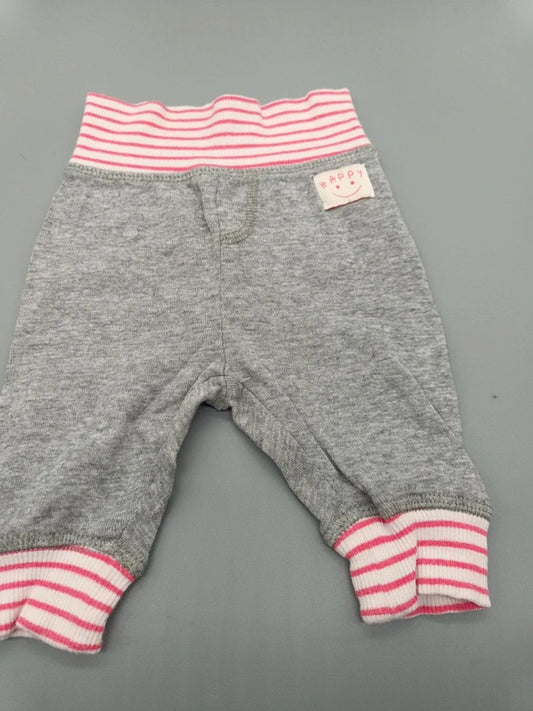 Graue Babyhose mit rosa-weiß gestreiften Bündchen in Größe 50, Vorderseite