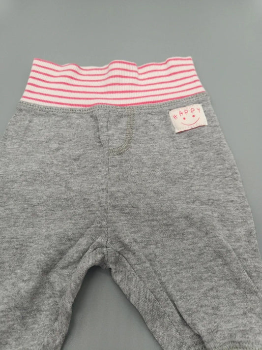 Detailaufnahme der rosa-weiß gestreiften Bündchen an der grauen Babyhose in Größe 50