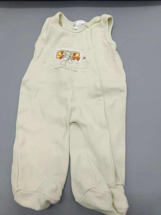 Vorderseite des mintgrünen H&M Baby-Stramplers Größe 50 mit Füßchen