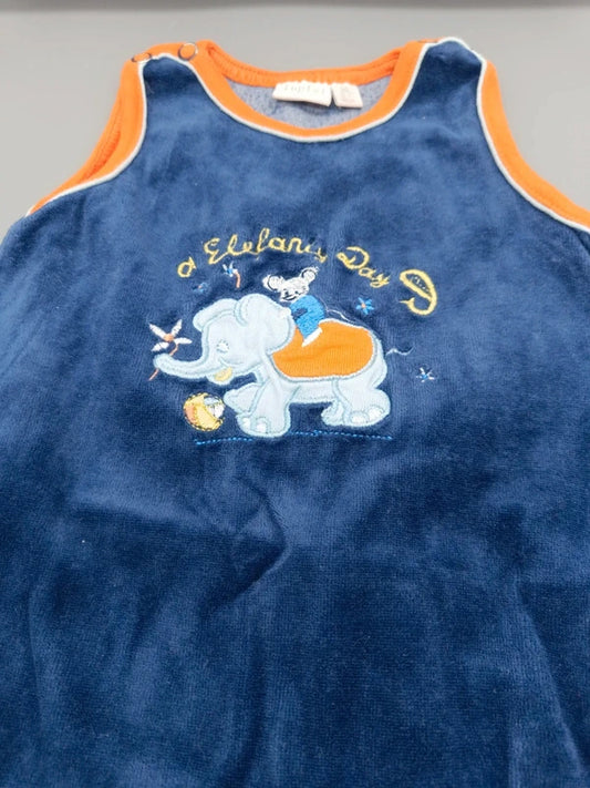 Elefantenmotiv auf dem dunkelblauen Baby-Latzoverall