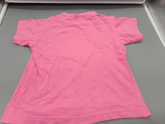 Detailaufnahme des glitzernden Blumenmotivs und Summer-Story-Schriftzugs auf dem pinkfarbenen Shirt
