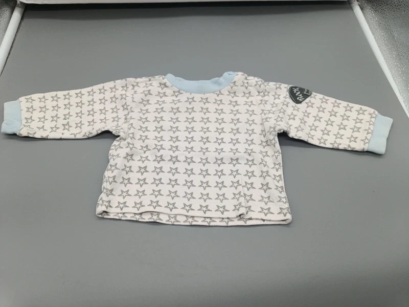 Weißer Baby one Baby-Pullover Größe 56 mit grauem Sternenmuster, Vorderseite