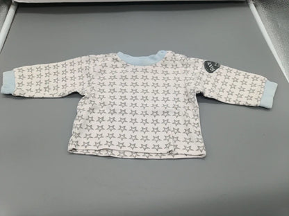 Weißer Baby one Baby-Pullover Größe 56 mit grauem Sternenmuster, Vorderseite