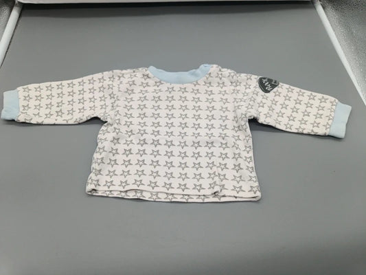 Weißer Baby one Baby-Pullover Größe 56 mit grauem Sternenmuster, Vorderseite