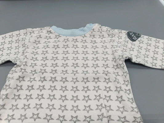 Detail des grauen Sternenmusters und hellblauen Halsbündchens am Baby-Pullover