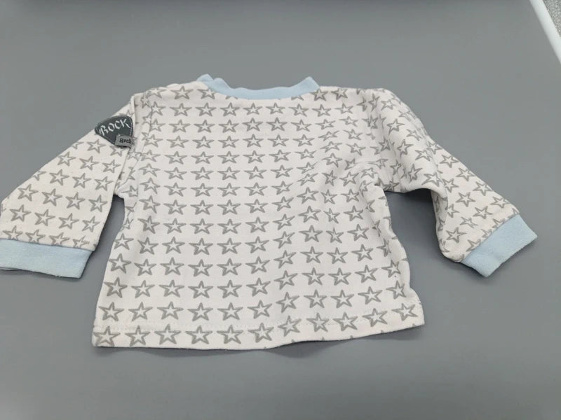 Rückseite des weißen Baby one Pullovers mit grauen Sternen, Größe 56