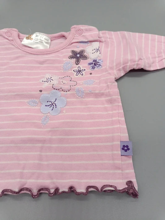 Detailaufnahme der Blumenstickerei auf dem rosa fein gestreiften Baby-Langarmshirt in Größe 50