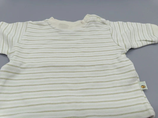 Detailaufnahme des feinen Streifenmusters auf dem cremefarbenen Baby-Langarmshirt in Größe 50