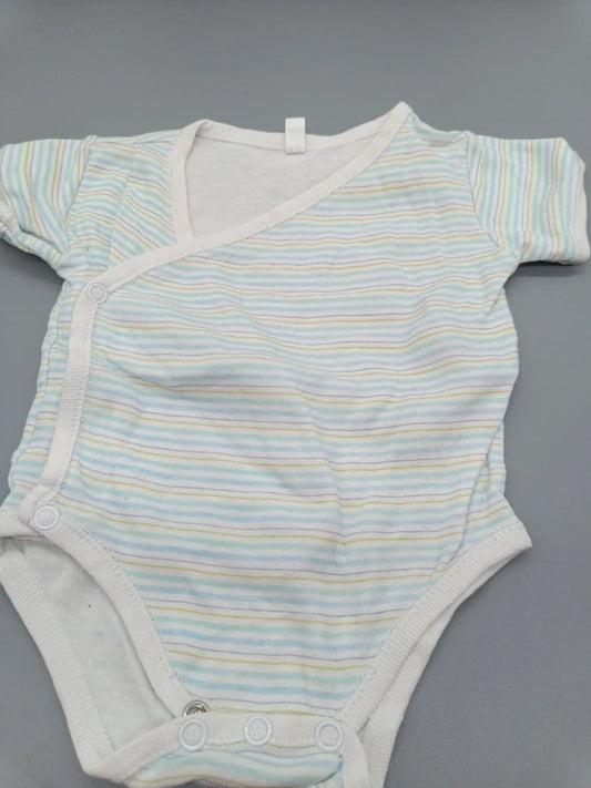 Pastellfarben gestreifter Baby-Wickelbody mit kurzen Ärmeln in Größe 50, Vorderseite