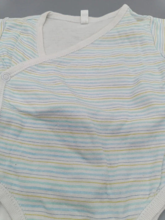 Detailaufnahme der feinen pastellfarbenen Streifen und Wickeloptik des Babybodys in Größe 50