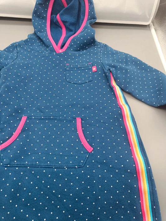 Rückseite des dunkelblauen Kinderparkas mit Herzdetails an den Ärmeln
