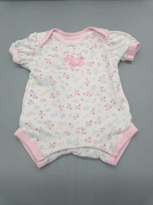 Weiß-rosa Babybody Größe 50 mit Blumenmuster und Pony, Vorderseite