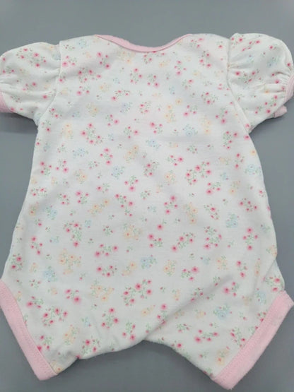 Rückseite des weiß-rosa Babybodys mit Blumendruck