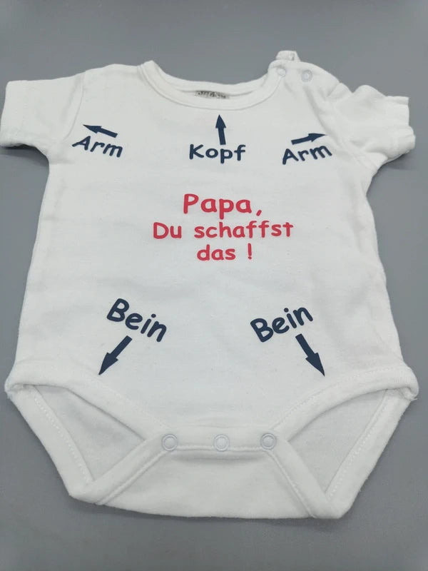 Detail des Spruchaufdrucks und der Druckknöpfe am Jacky Basic Body