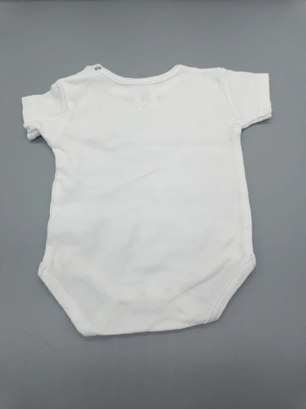 Rückseite des weißen Jacky Basic Kurzarmbodys Größe 50/56