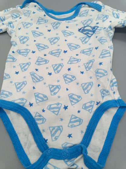 Detail der blauen Embleme und Sterne am Superbaby Body