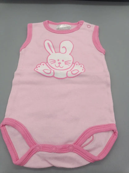 Rosa ärmelloser Babybody Größe 50/56 mit weißem Hasenmotiv, Vorderseite