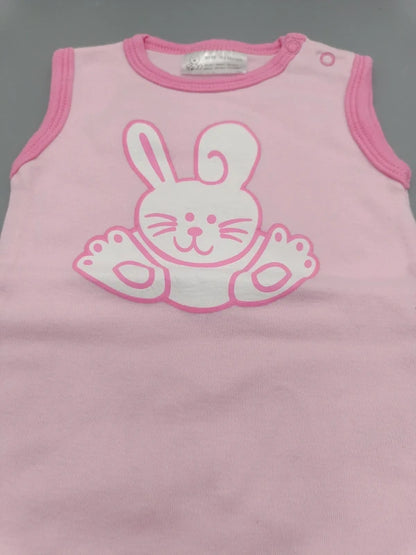 Detail des weißen Hasenmotivs auf dem rosa Babybody