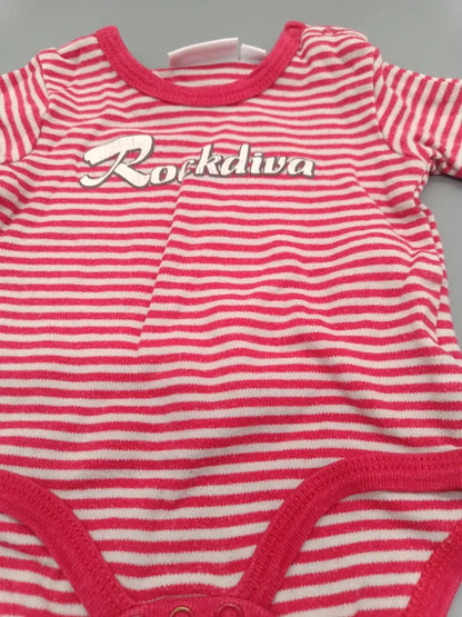 Detail des Rockdiva-Schriftzugs auf dem gestreiften Babybody