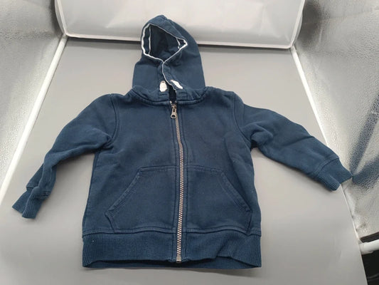 Detailaufnahme der dunkelblauen Kinder-Kapuzenjacke mit Kapuze und weißen Kontrastdetails