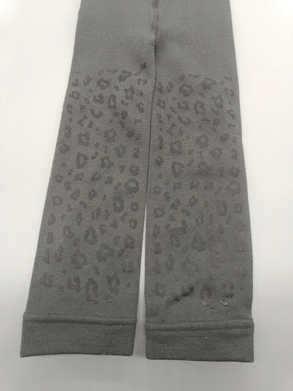 Detail des dezenten Aufdrucks und der Beinabschlüsse der Ergee Leggings