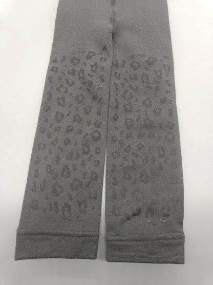 Detail des dezenten Aufdrucks und der Beinabschlüsse der Ergee Leggings