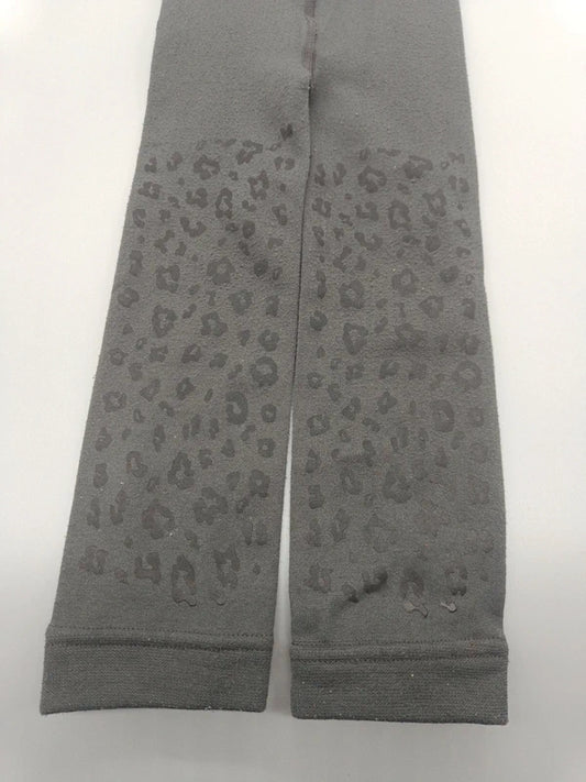 Detail des dezenten Aufdrucks und der Beinabschlüsse der Ergee Leggings