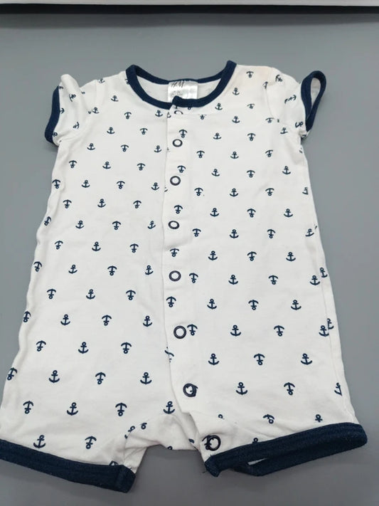 Weißer Baby-Overall mit dunkelblauem Ankermuster und Bordüre