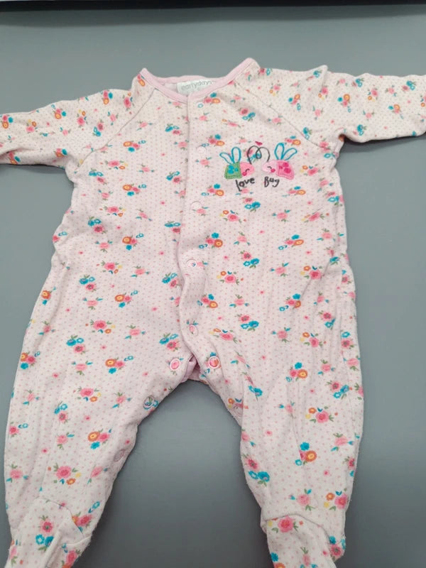 earlydays Baby-Schlafanzug rosé mit Blumen Größe 56, Vorderseite