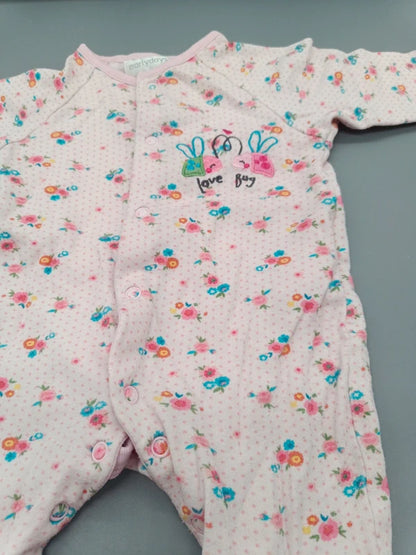 Detail des Blumenmusters und Love-Bug-Motivs am earlydays Schlafanzug