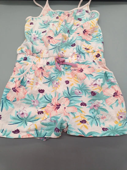 Gesamtansicht des H&M Hosenkleids mit Blumenmuster und Taschen