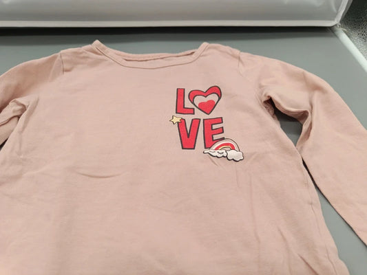 Detailansicht des LOVE-Motivs auf dem roséfarbenen Kinder-Langarmshirt