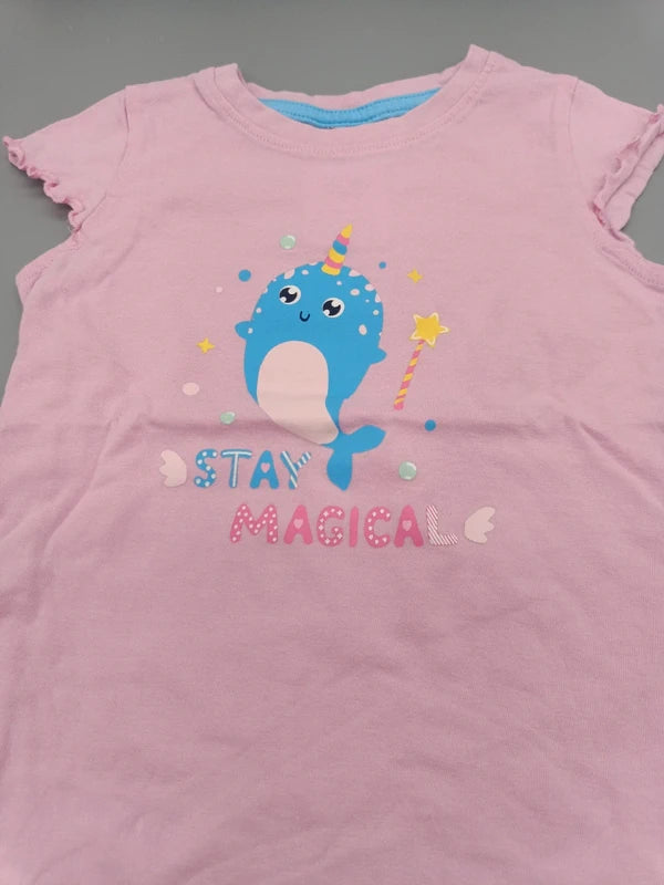 Detail des blauen Fantasietiers und Stay-Magical-Schriftzugs