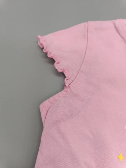 Detail des gewellten Ärmelabschlusses am rosa T-Shirt