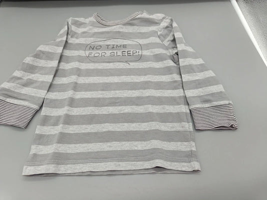 Detailaufnahme des No Time for Sleep Statements auf dem grau-weiß gestreiften Langarmshirt