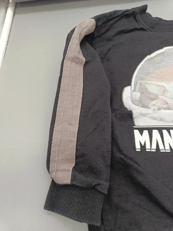 Detail des grauen Streifens am Ärmel des schwarzen Kinder-Sweatshirts